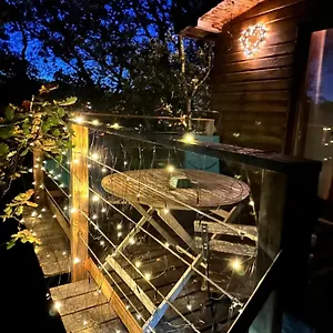 https://la-cabane-des-amoureux.fr-provencehotel.com